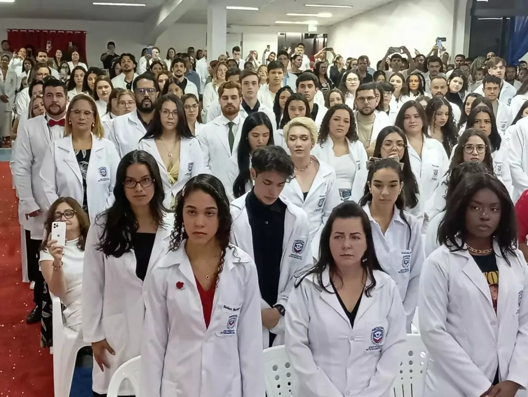 🎓🩺 Emoção, tradição e compromisso marcaram a Cerimônia do Juramento do Jaleco da Universidad Interamericana.
