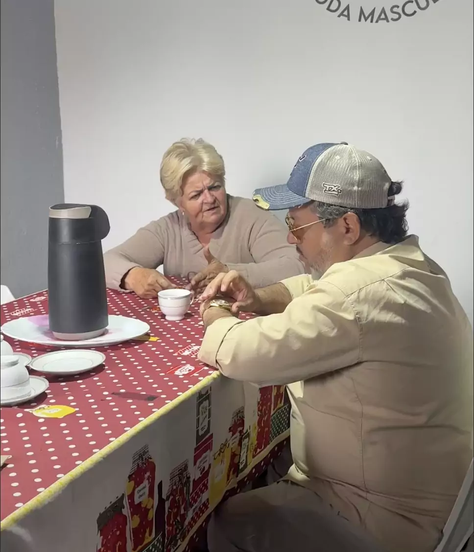 Carlos Bernardo e dona Zeza se reencontram em Nova Andradina após 30 anos. Antena de rádio improvisada ficava no quintal da vizinha (dona Lurdes) na década de 90.