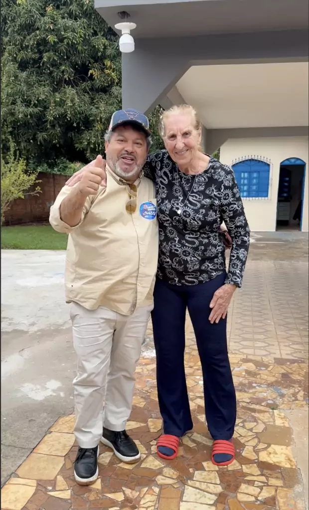 Carlos Bernardo reencontra após 30 anos vizinha que abrigou antena de rádio no quintal em Nova Andradina Carlos Bernardo reencontra após 30 anos vizinha que abrigou antena de rádio no quintal em Nova Andradina