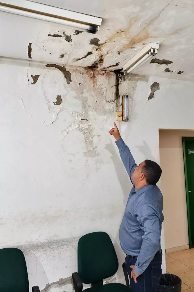 Zé Teixeira cobra reforma estrutural urgente no Detran de Alcinópolis