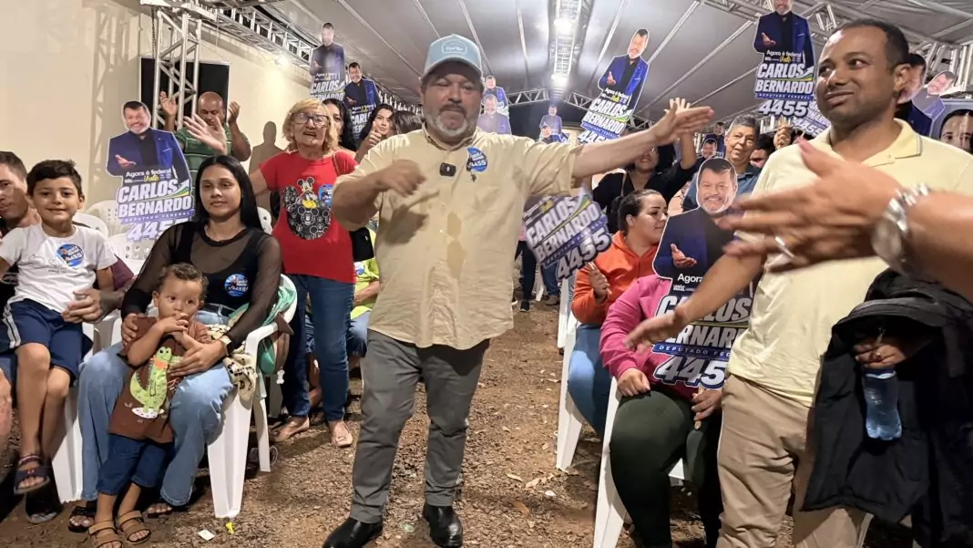 Mesmo sob chuva, Carlos Bernardo reúne centenas de apoiadores em Dourados