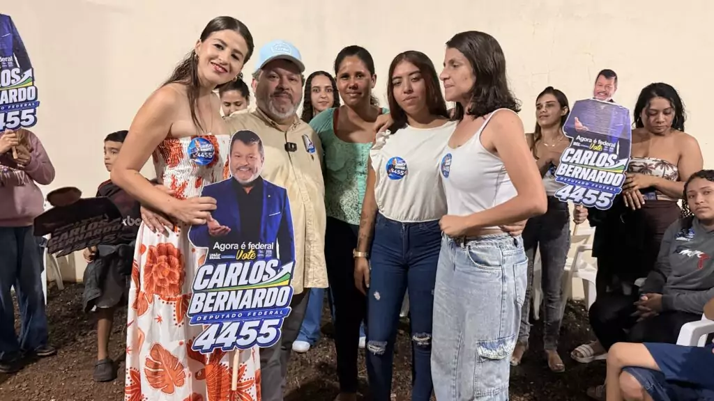 Mesmo sob chuva, Carlos Bernardo reúne centenas de apoiadores em Dourados Mesmo sob chuva, Carlos Bernardo reúne centenas de apoiadores em Dourados