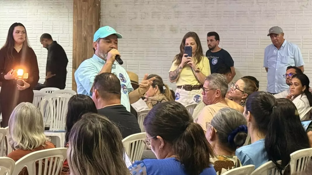 Em clima de vitória, Carlos Bernardo encerra última reunião de Amambai antes das eleições 