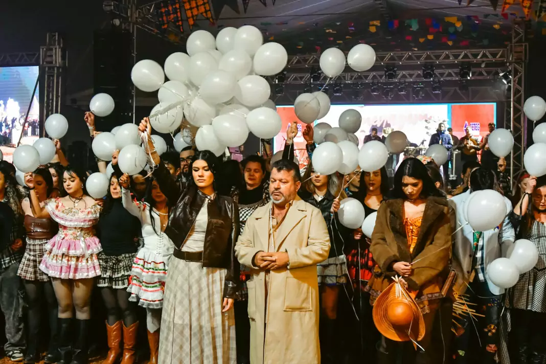 Balões brancos foram soltos durante o 13º Arraiá da Universidade Interamericana em homenagem à estudante Maria Caroline Azevedo Freitas, de 29 anos.