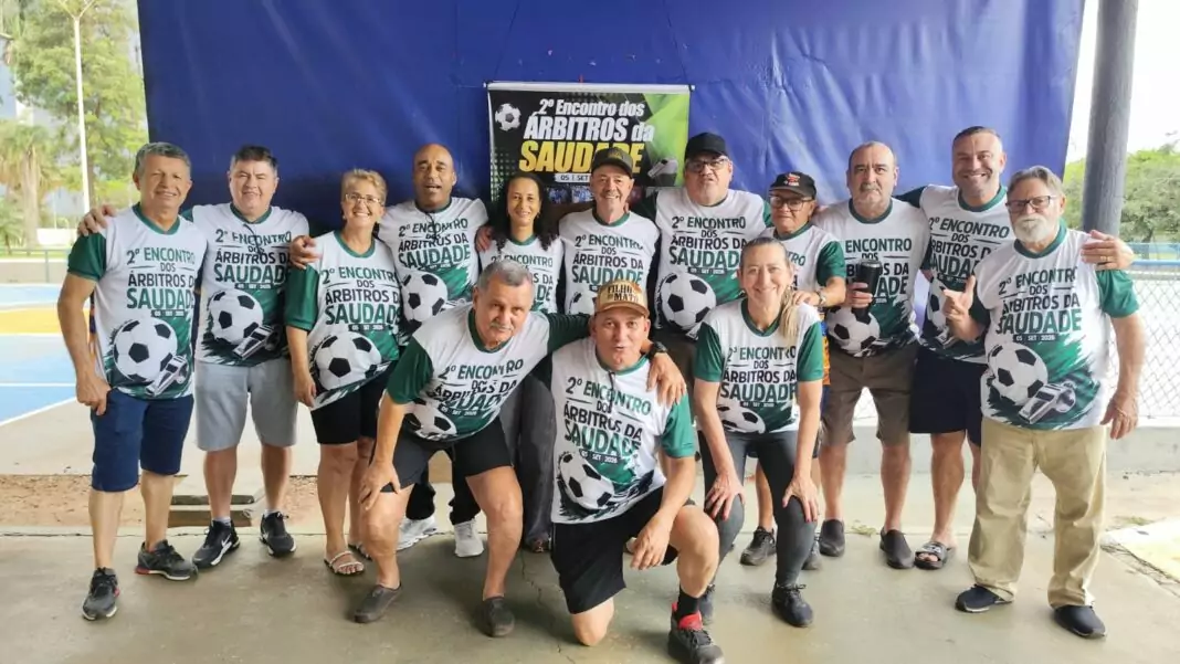 Parte do grupo de árbitros que participou do Encontro, sábado, em Dourado (Foto: Divulgação)