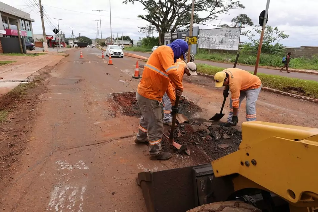 Equipes da Secretaria Municipal de Obras durante recuperação da avenida Presidente Vargas, na saída para a cidade de Itaporã – Fotos: A. Frota