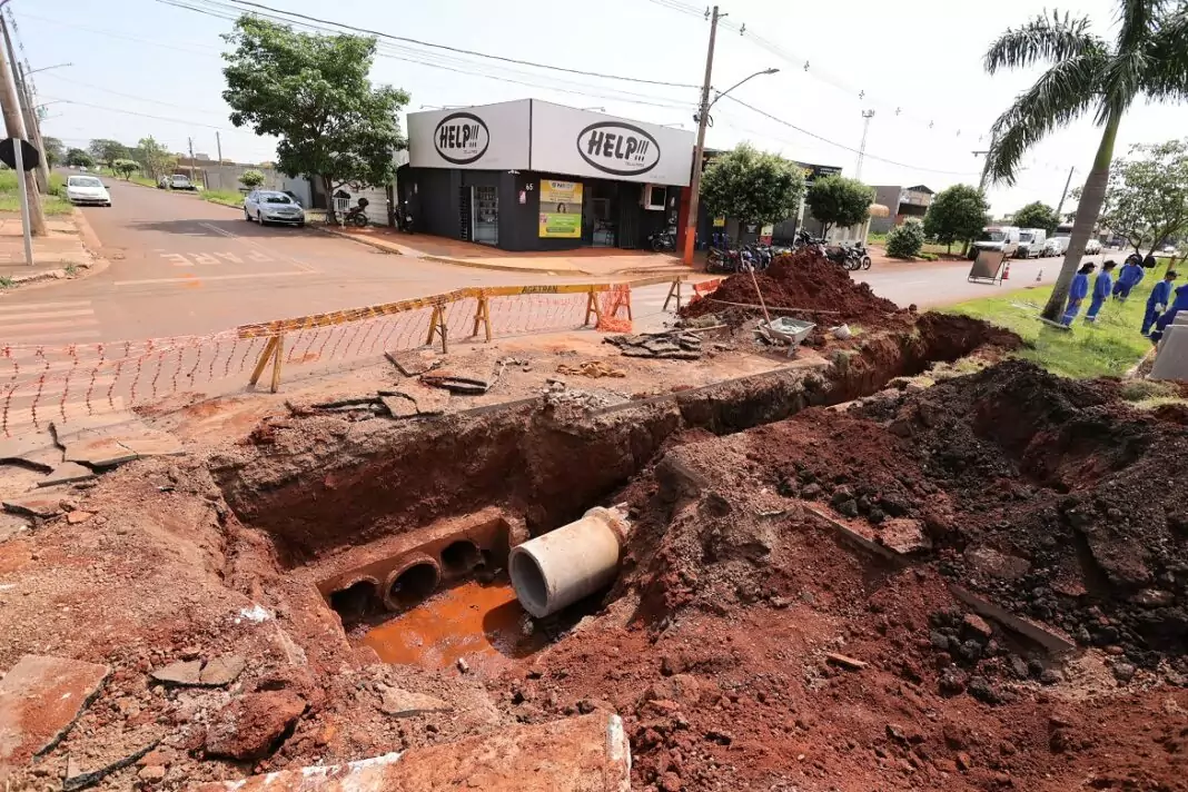 Prefeitura reestrutura drenagem na Avenida Esplanada para ampliar o escoamento da água e evitar alagamentos durante chuvas fortes – Fotos: A. Frota