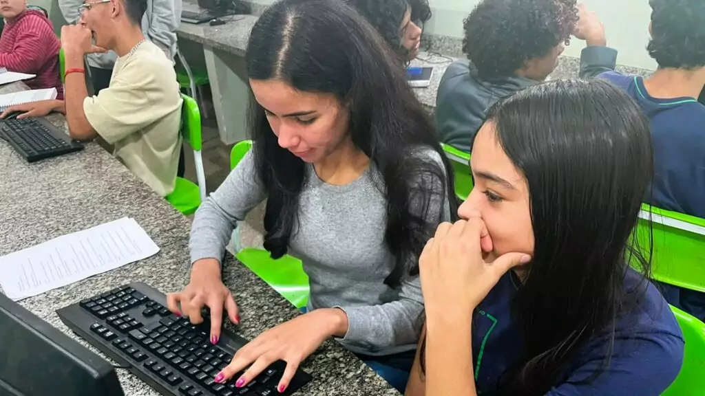 Isabelly Sanches Gama faz curso técnico de IA em escola estadual de Dourados